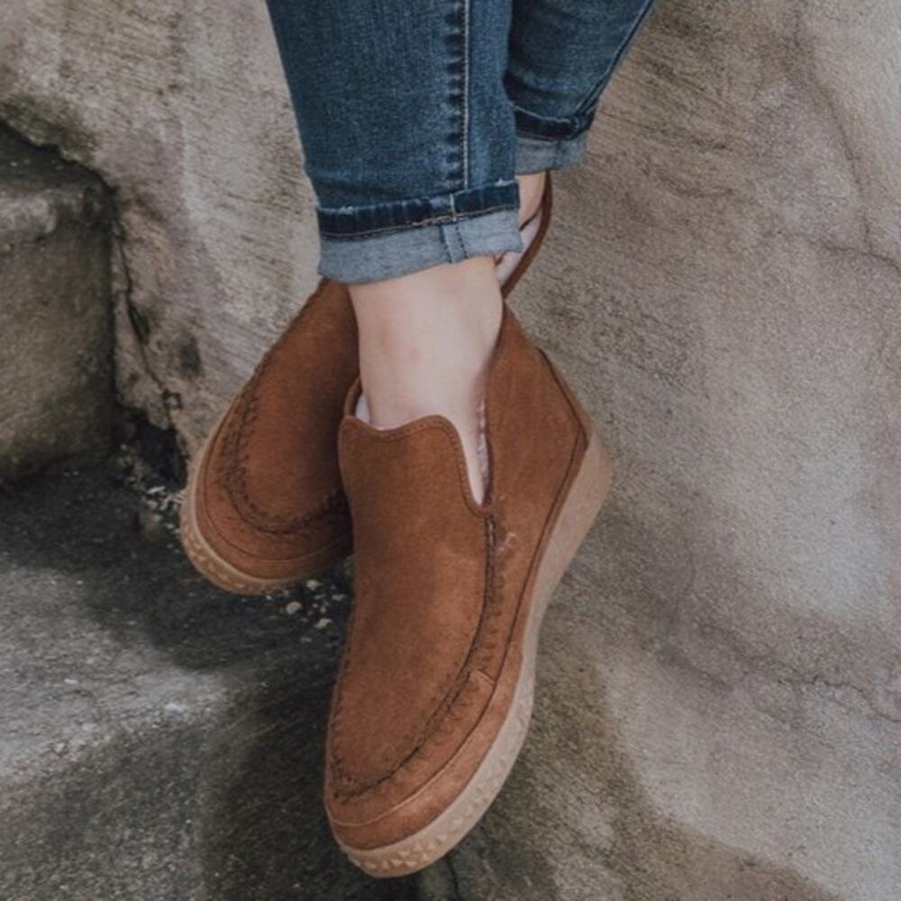 NWB Muk Luks Suede Wool Blend Faux Fur Slip On Shoes Queens Cognac Womens Size 8